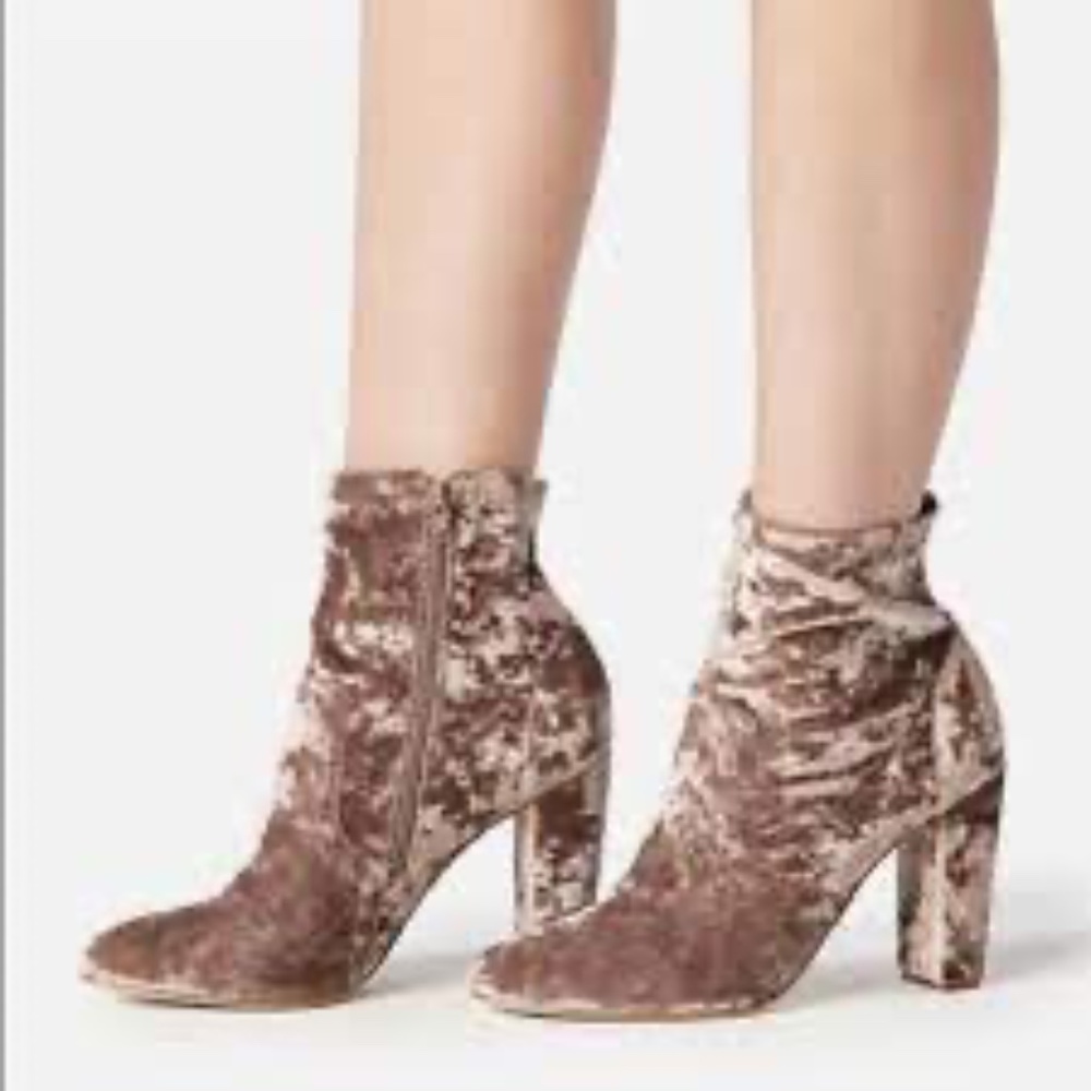 JustFab Pink Crushed Velvet Rosanna Heeled Bootie Size 9